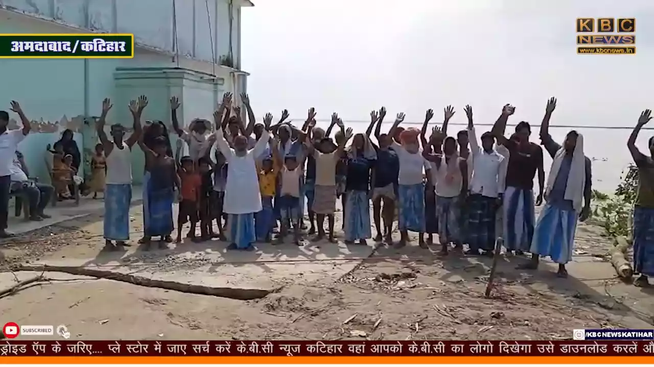 अब तक 2000 घर हो गए हैं गंगा में विलीन, डर के साए में जी रहे हैं आज भी बबलाबत्रा के लोग अब तक 2000 घर हो गए हैं गंगा में विलीन, डर के साए में जी रहे हैं आज भी बबलाबत्रा के लोग
