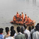 गंगा दशहरा के अवसर पर नालंदा से बाढ़ जा रही नाव नदी में पलटी