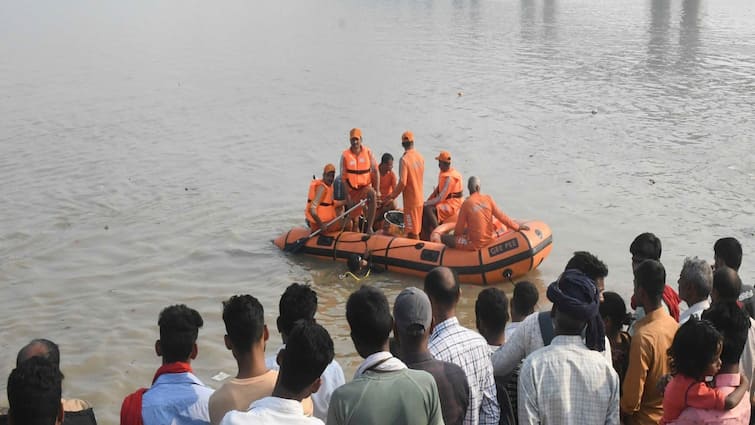 गंगा दशहरा के अवसर पर नालंदा से बाढ़ जा रही नाव नदी में पलटी गंगा दशहरा के अवसर पर नालंदा से बाढ़ जा रही नाव नदी में पलटी